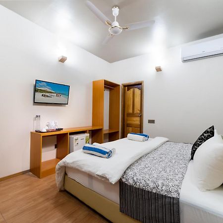 Ukulhas Beach Inn Bagian luar foto