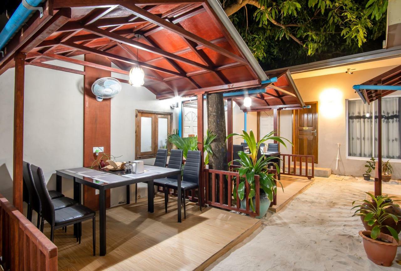 Ukulhas Beach Inn Bagian luar foto